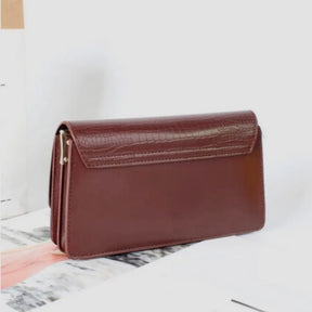 Vista traseira da bolsa de ombro marrom Baguette Croc da Rozze. A imagem detalha o design moderno da parte de trás e a alça superior.