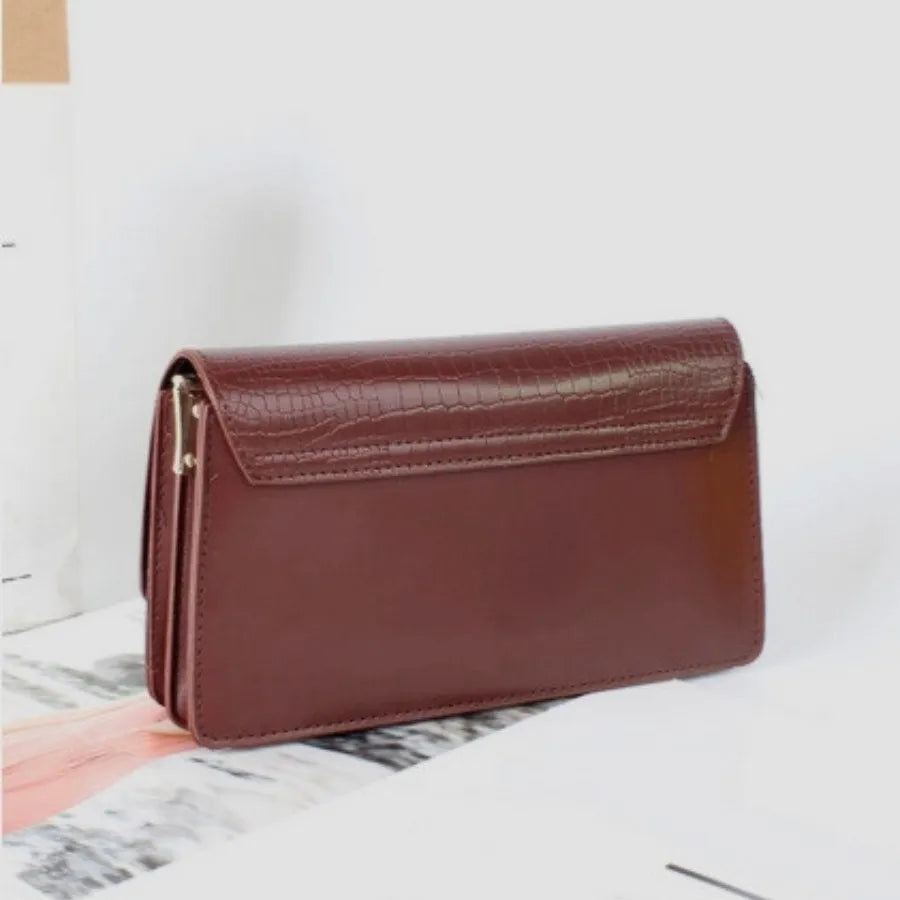 Vista traseira da bolsa de ombro marrom Baguette Croc da Rozze. A imagem detalha o design moderno da parte de trás e a alça superior.