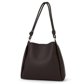 Bolsa de ombro feminina marrom escuro (café), vista frontal. A foto em estúdio destaca o design elegante e a alça de nó ajustável.