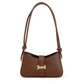 Bolsa de ombro feminina marrom, vista frontal em estúdio. A foto destaca o formato baguette e o fecho de barra metálica dourada.