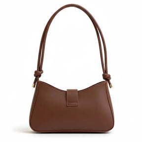 Bolsa de ombro marrom em vista frontal. A foto exibe a forma do acessório e o material liso, que mantém a elegância.