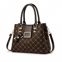 Bolsa de ombro preta clássica de luxo, vista frontal, destacando design em couro sintético premium e lenço decorativo
