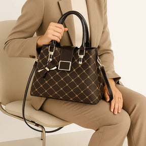 Bolsa de ombro preta clássica de luxo sendo usada por uma mulher sentada, mostrando sofisticação e estilo casual.