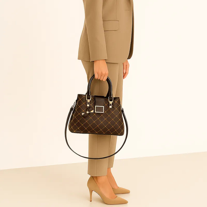 Bolsa de ombro preta clássica de luxo carregada por uma mulher, destacando alça ajustável e fechamento seguro