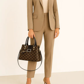 Bolsa de ombro preta clássica de luxo sendo usada por uma mulher em pé, mostrando sofisticação e estilo casual
