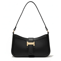 Bolsa de ombro feminina preta, vista frontal em estúdio. A foto destaca o formato baguette e o fecho de barra metálica dourada.