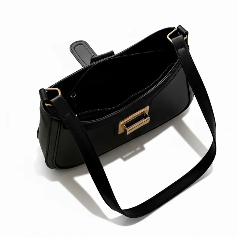 Vista superior da bolsa de ombro preta aberta. A foto revela o interior e o design do fecho de barra, mostrando a funcionalidade.