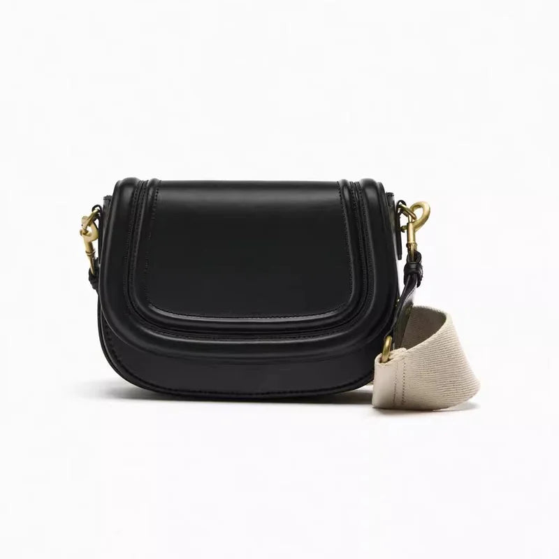 Bolsa de ombro feminina preta Florence da Rozze. Vista frontal em estúdio, destacando o design com aba arredondada, alça grossa removível e o acabamento em couro PU.