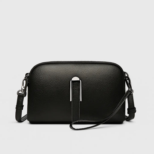 Bolsa preta transversal de couro sintético, vista frontal, destacando design moderno e alça ajustável.