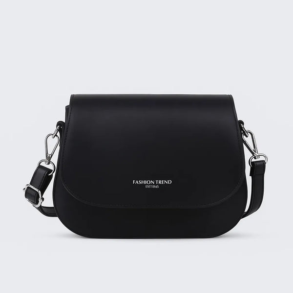 Bolsa preta transversal Fashion, vista frontal, destacando design em couro sintético e alça ajustável