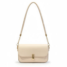 Bolsa retangular feminina branca (off-white), vista frontal. A foto destaca a alça de corrente dourada e o fecho barra metálica horizontal.