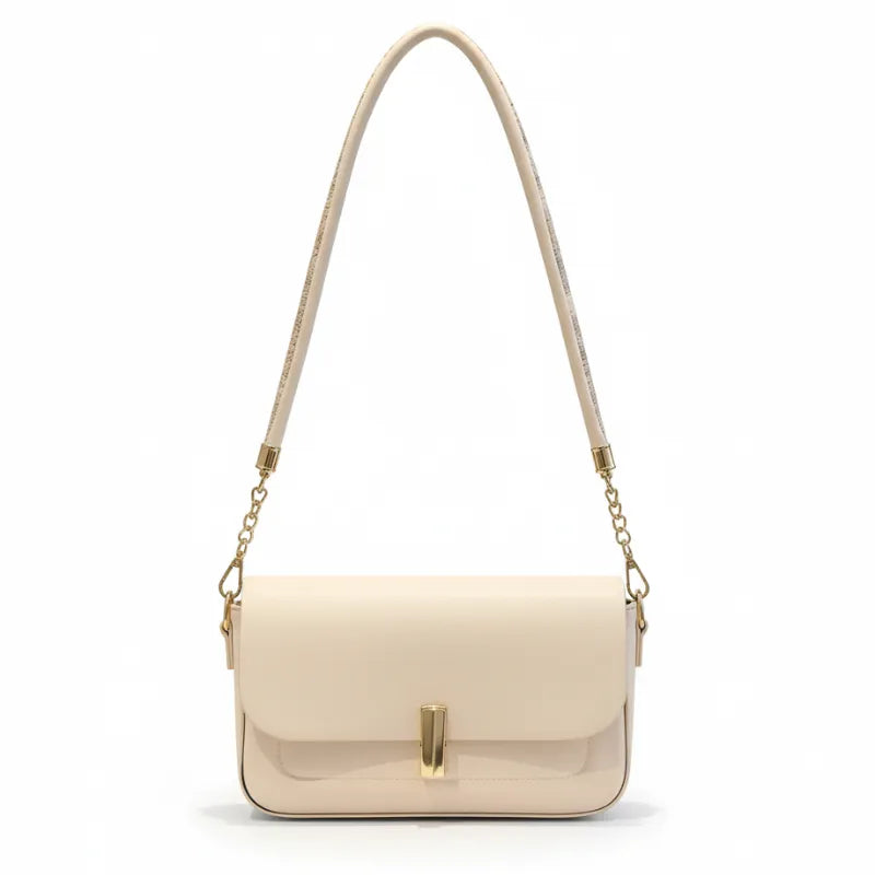 Bolsa retangular feminina branca (off-white), vista frontal. A foto destaca a alça de corrente dourada e o fecho barra metálica horizontal.