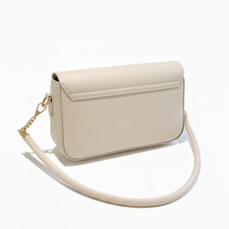 Bolsa retangular branca em vista lateral. A foto exibe a forma da bolsa com a alça de ombro longa, pronta para uso casual ou social.