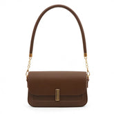 Bolsa retangular feminina marrom, vista frontal em estúdio. A foto destaca o fecho barra metálica dourada e a alça dupla (curta e corrente).