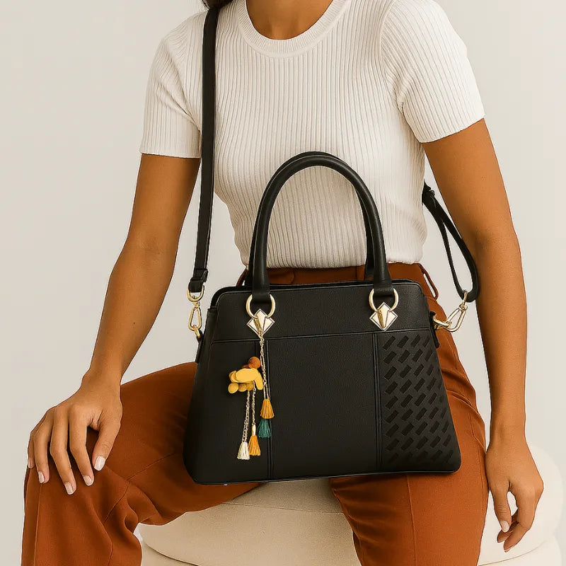Modelo usando a bolsa tote bag Lovisa, com a alça de ombro. A imagem mostra o acessório em uso, realçando o tamanho, a versatilidade e o estilo elegante.