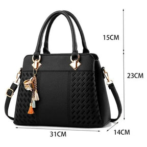Infográfico da bolsa tote bag preta Lovisa da Rozze, com as dimensões (31 x 23 x 14 cm) em destaque. A imagem fornece informações técnicas para auxiliar na decisão de compra.