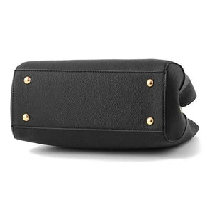 Base da bolsa tote bag preta Lovisa da Rozze. A imagem mostra a base reforçada com pés de apoio, que protegem o material.