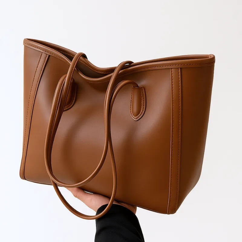 Vista superior da bolsa tote caramelo. A foto revela o design aberto e a alta capacidade, ideal para trabalho ou compras.