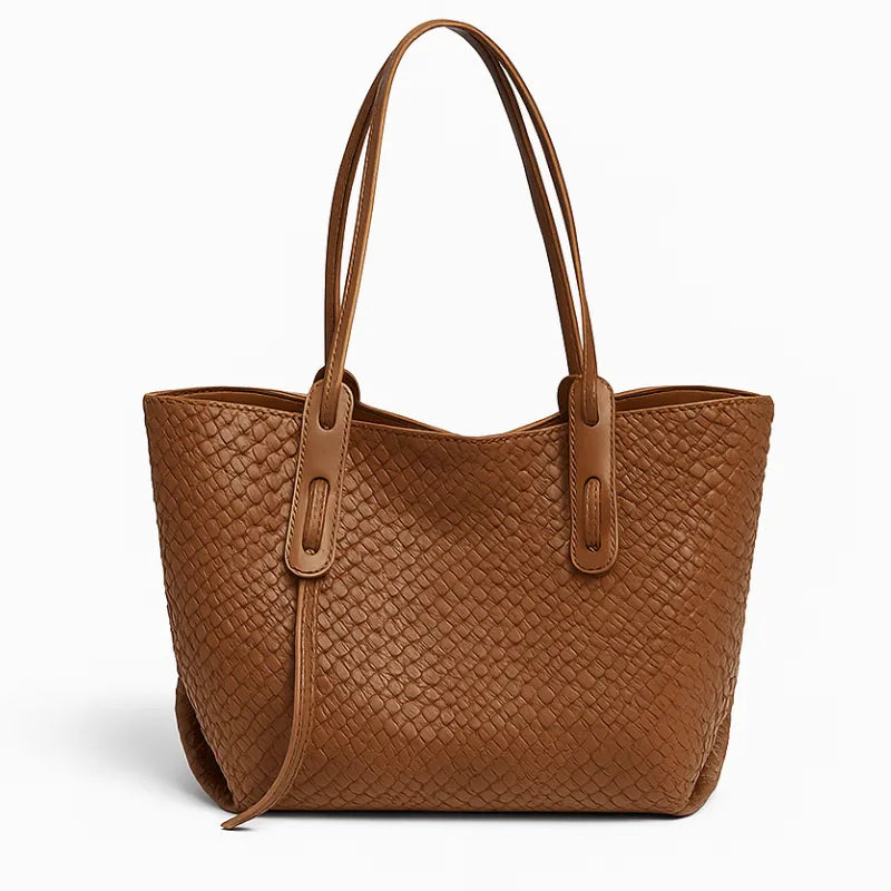 Bolsa tote feminina marrom café da Rozze, vista frontal. A foto em estúdio destaca a textura tramada e as alças de punho duplo.