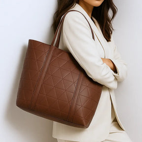 Modelo usando a bolsa tote marsala, em vista frontal. A foto realça o estilo e a praticidade da bolsa grande para o dia a dia.