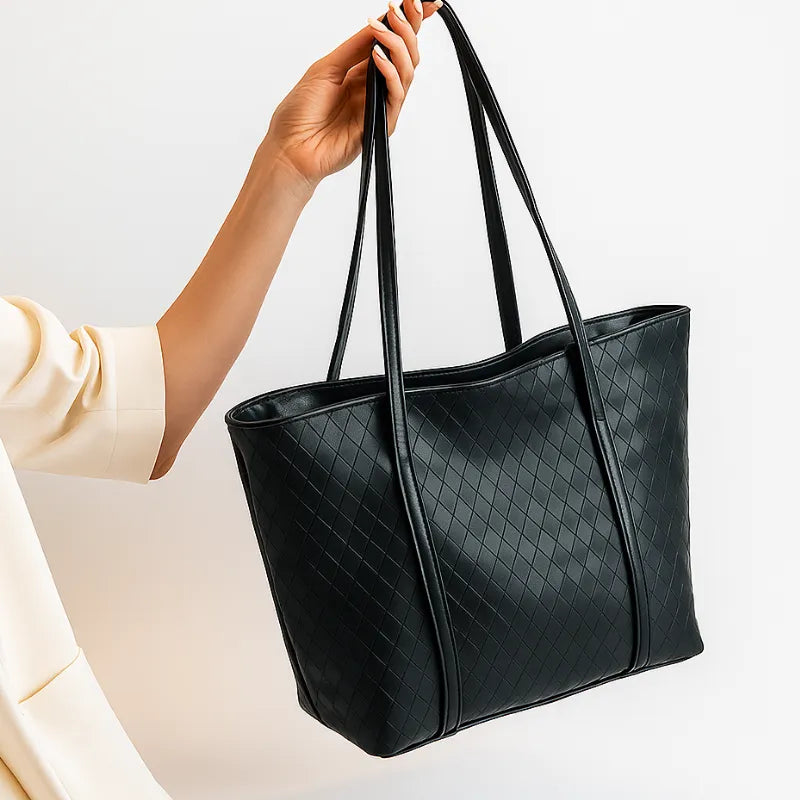 Modelo usando a bolsa tote preta