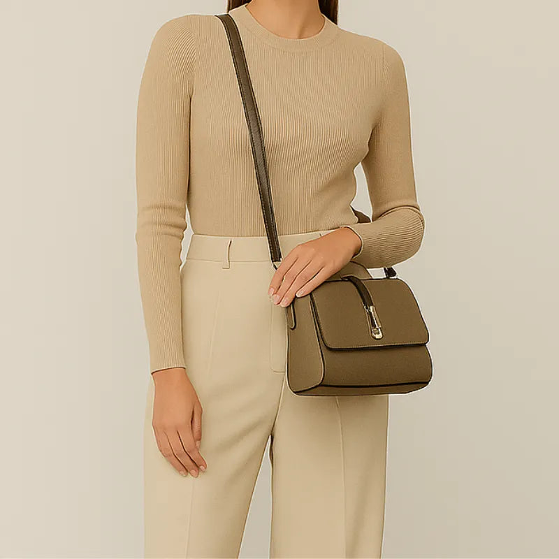 Bolsa transversal bege Gusure Luxuosa sendo usada por uma mulher em pé com pose elegante, mostrando sofisticação
