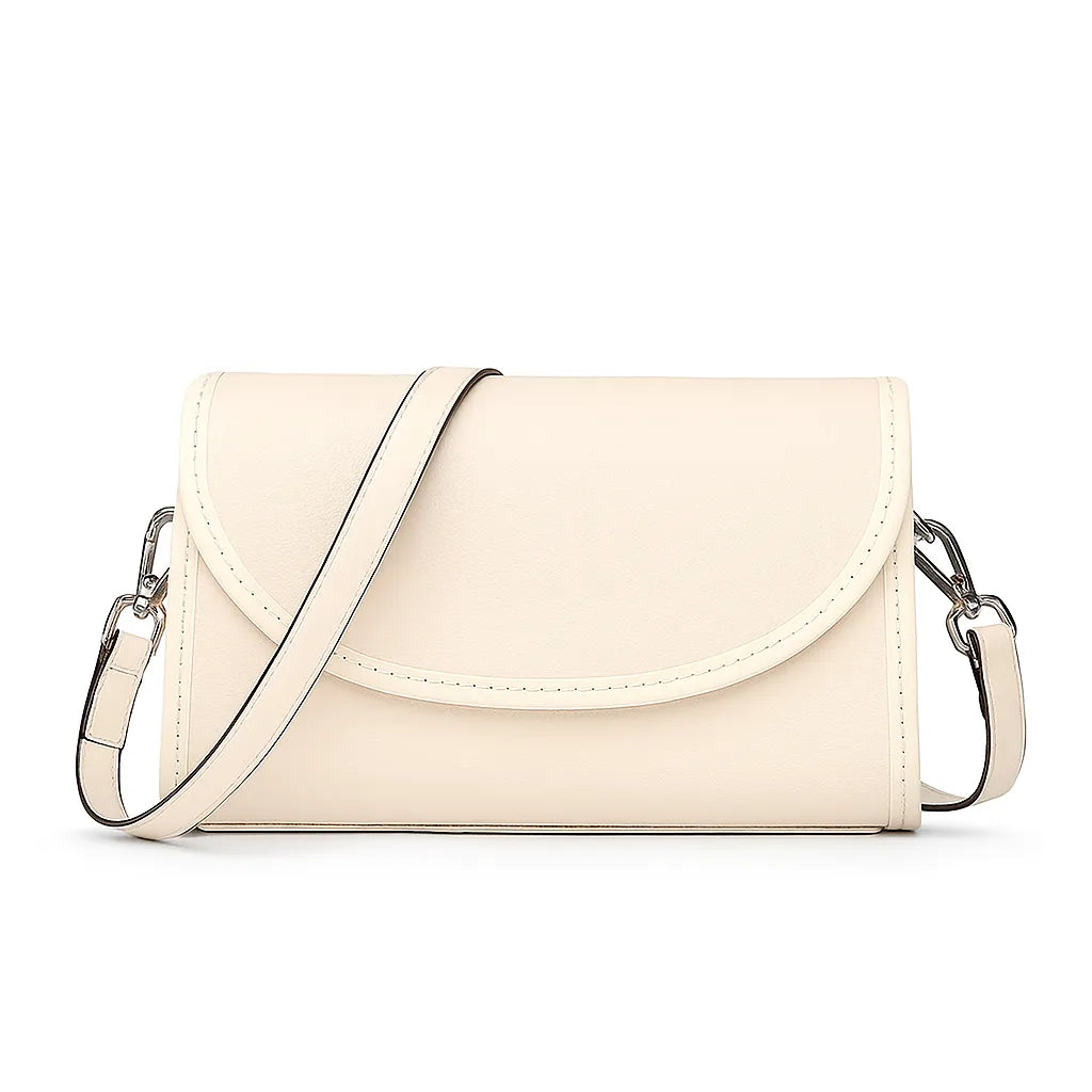 Bolsa transversal branca de couro genuíno, vista frontal. Design casual e atemporal com costura aparente na aba arredondada e alça longa ajustável.