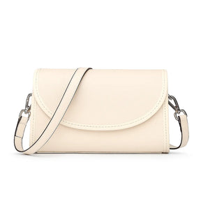 Bolsa transversal branca de couro genuíno, vista frontal. Design casual e atemporal com costura aparente na aba arredondada e alça longa ajustável.