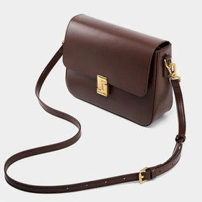 Bolsa transversal de couro Prestige, vista de ângulo. A foto em estúdio destaca o design moderno e a alça ajustável.