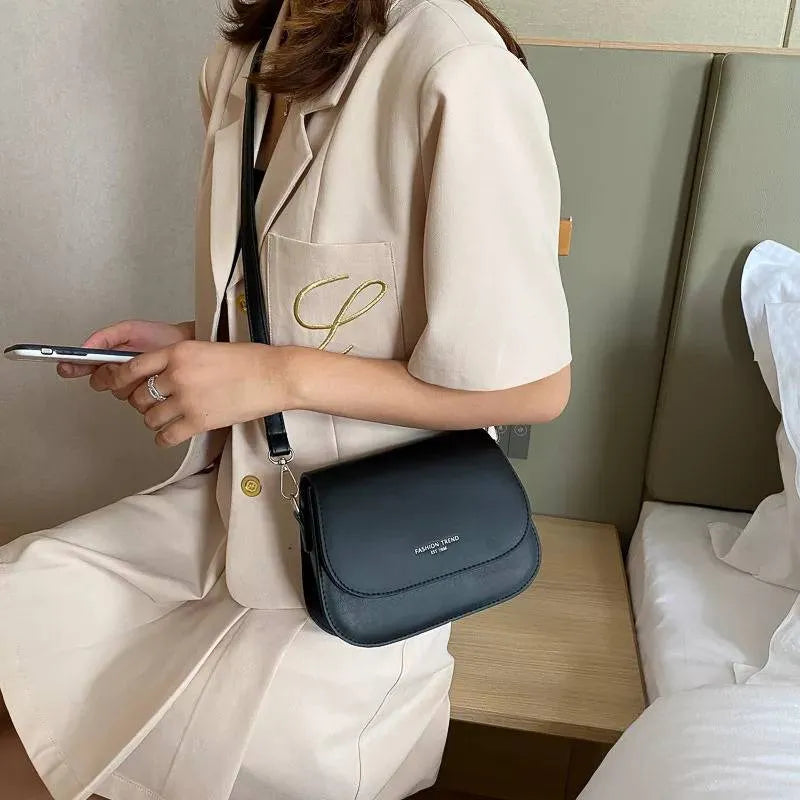 bolsa-transversal-fashion-de-couro-sintético-preta-em-uso-vista-frontal