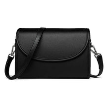 Texto alternativo: Bolsa transversal preta de couro sintético, vista frontal