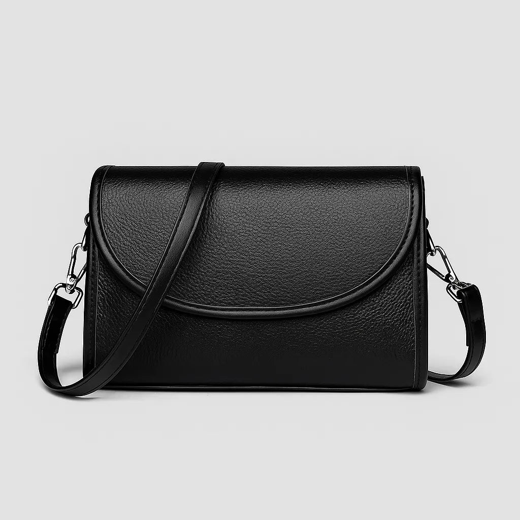Texto alternativo: Bolsa transversal preta de couro sintético, vista frontal