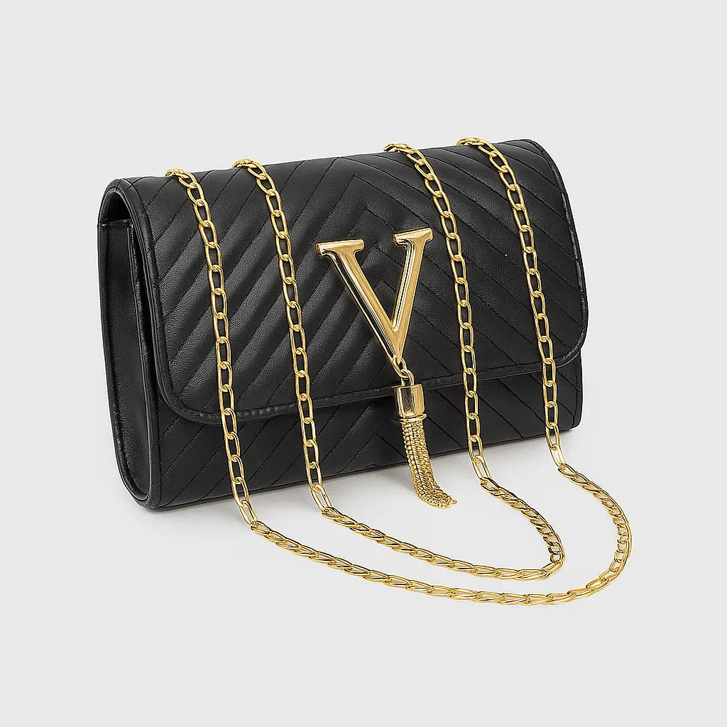 Bolsa Vogue preta com corrente, vista frontal, destacando design elegante e correntes douradas