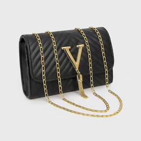 Bolsa Vogue preta com corrente, vista frontal, destacando design elegante e correntes douradas