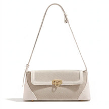 Bolsa de ombro feminina bege em canvas e couro PU, vista frontal. A foto destaca o design elegante e a trava dourada giratória.