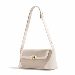 Bolsa de ombro bege com detalhe em canvas. A foto exibe a alça longa e o acabamento sofisticado em dois materiais.