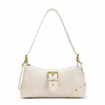 Bolsa de ombro feminina branca (off-white), vista frontal. A foto destaca a fivela e os rebites dourados no corpo da bolsa.