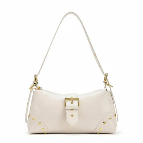 Bolsa de ombro feminina branca (off-white), vista frontal. A foto destaca a fivela e os rebites dourados no corpo da bolsa.