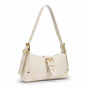 Bolsa de ombro branca em vista lateral. A imagem realça a textura do material e a forma cilíndrica da bolsa baguete.