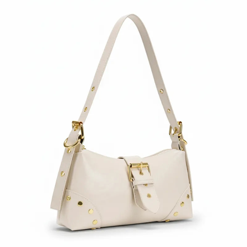 Bolsa de ombro branca em vista lateral. A imagem realça a textura do material e a forma cilíndrica da bolsa baguete.