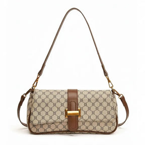 Bolsa de ombro feminina, vista frontal em estúdio. A foto destaca o canvas bege com monograma e a aba de fecho marrom.