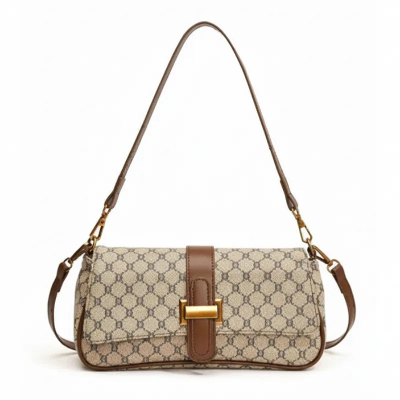 Bolsa de ombro feminina, vista frontal em estúdio. A foto destaca o canvas bege com monograma e a aba de fecho marrom.