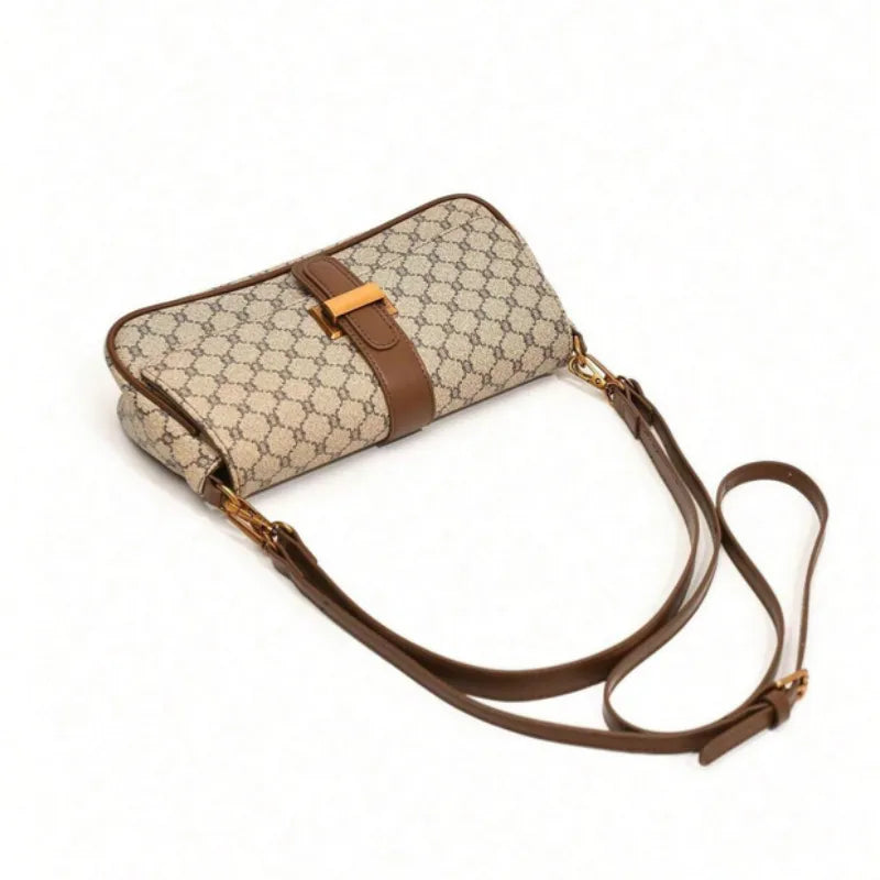 Vista de angulo da bolsa de ombro bege. A foto exibe o comprimento da alca e o design compacto do acessorio.