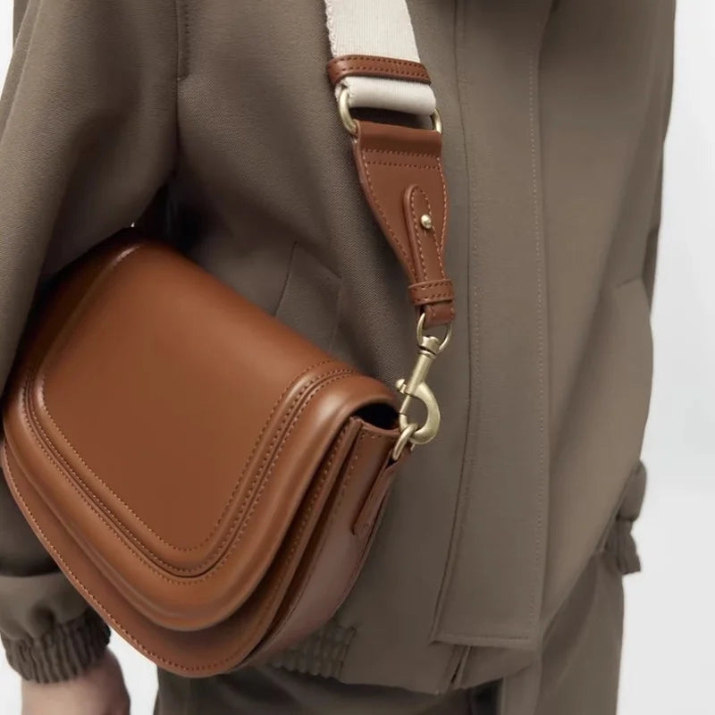 bolsa-de-ombro-feminina-florence-marrom-em-uso-vista-frontal