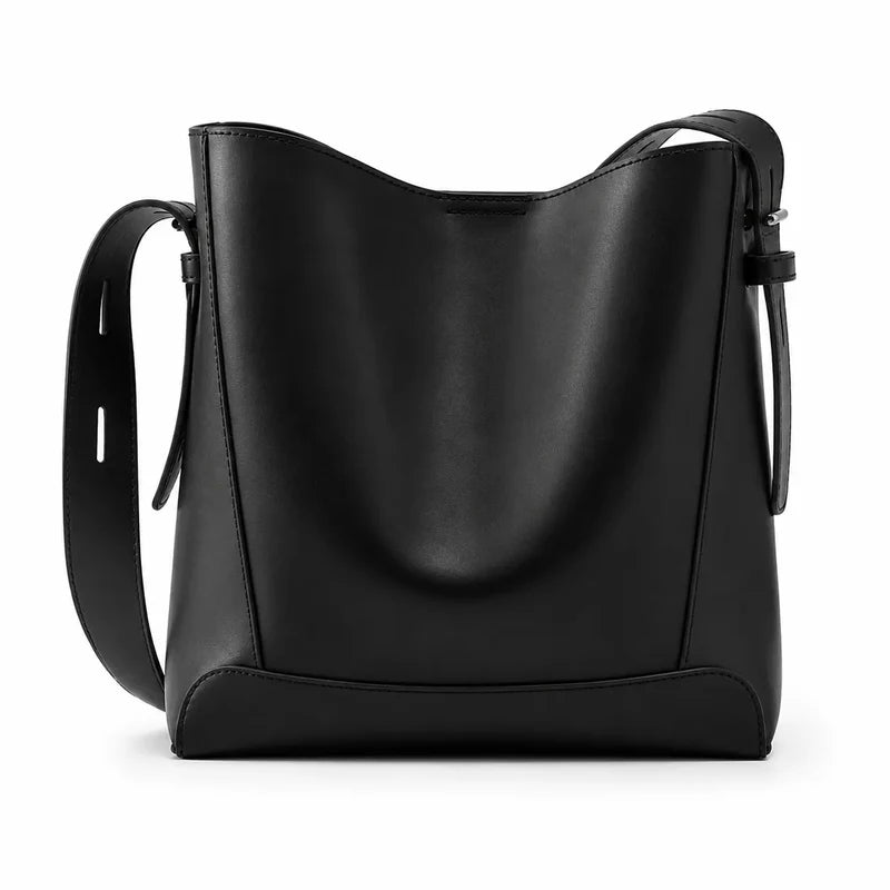 Bolsa de ombro preta em couro legítimo Rozze em vista frontal, com alça larga e acabamento liso.