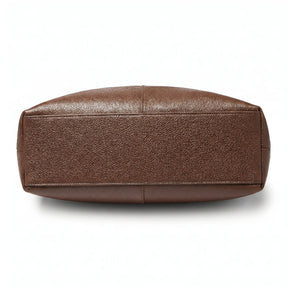 Bolsa feminina hobo marrom em couro texturizado aberta por cima, com forro, espaço interno e fechamento visíveis