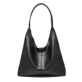 Bolsa feminina hobo preta em couro texturizado em vista frontal, com formato, alça e ferragens visíveis