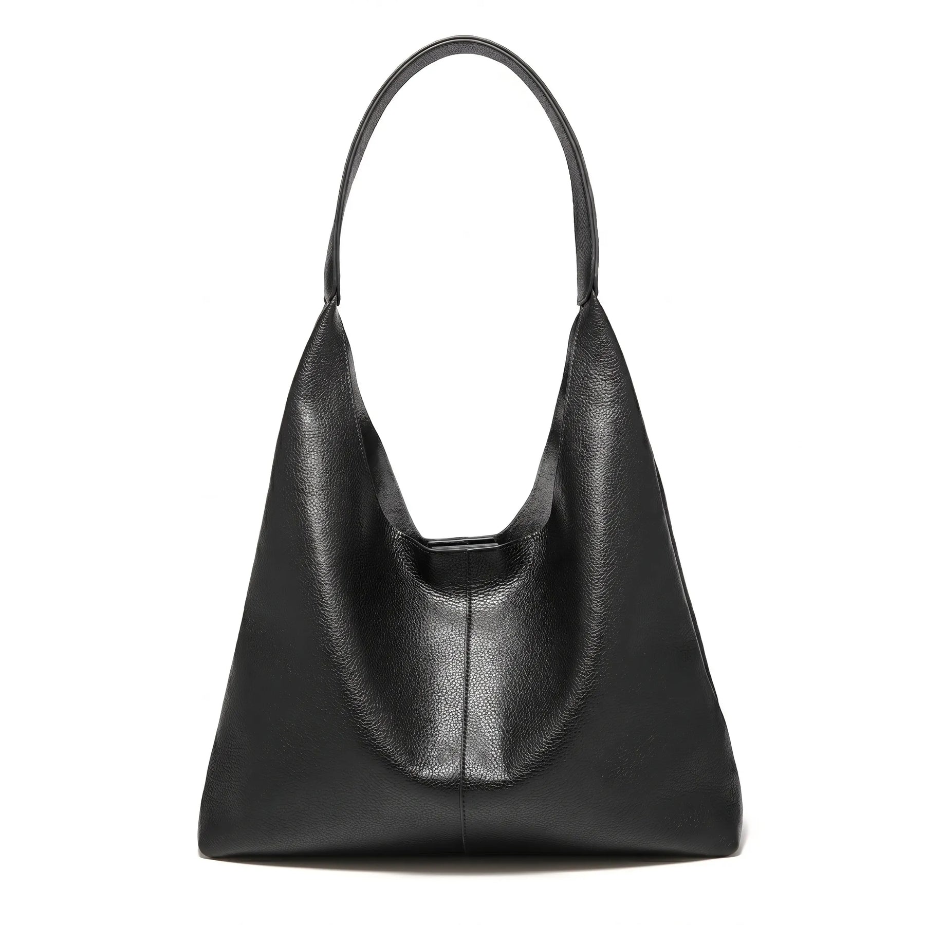 Bolsa feminina hobo preta em couro texturizado em vista frontal, com formato, alça e ferragens visíveis