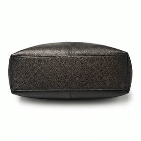 Bolsa feminina hobo preta em couro texturizado em ângulo três-quartos, mostrando formato, volume e alça