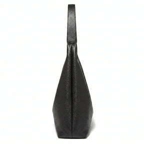 Bolsa feminina hobo preta em couro texturizado vista por trás, com estrutura, costuras e acabamento posterior